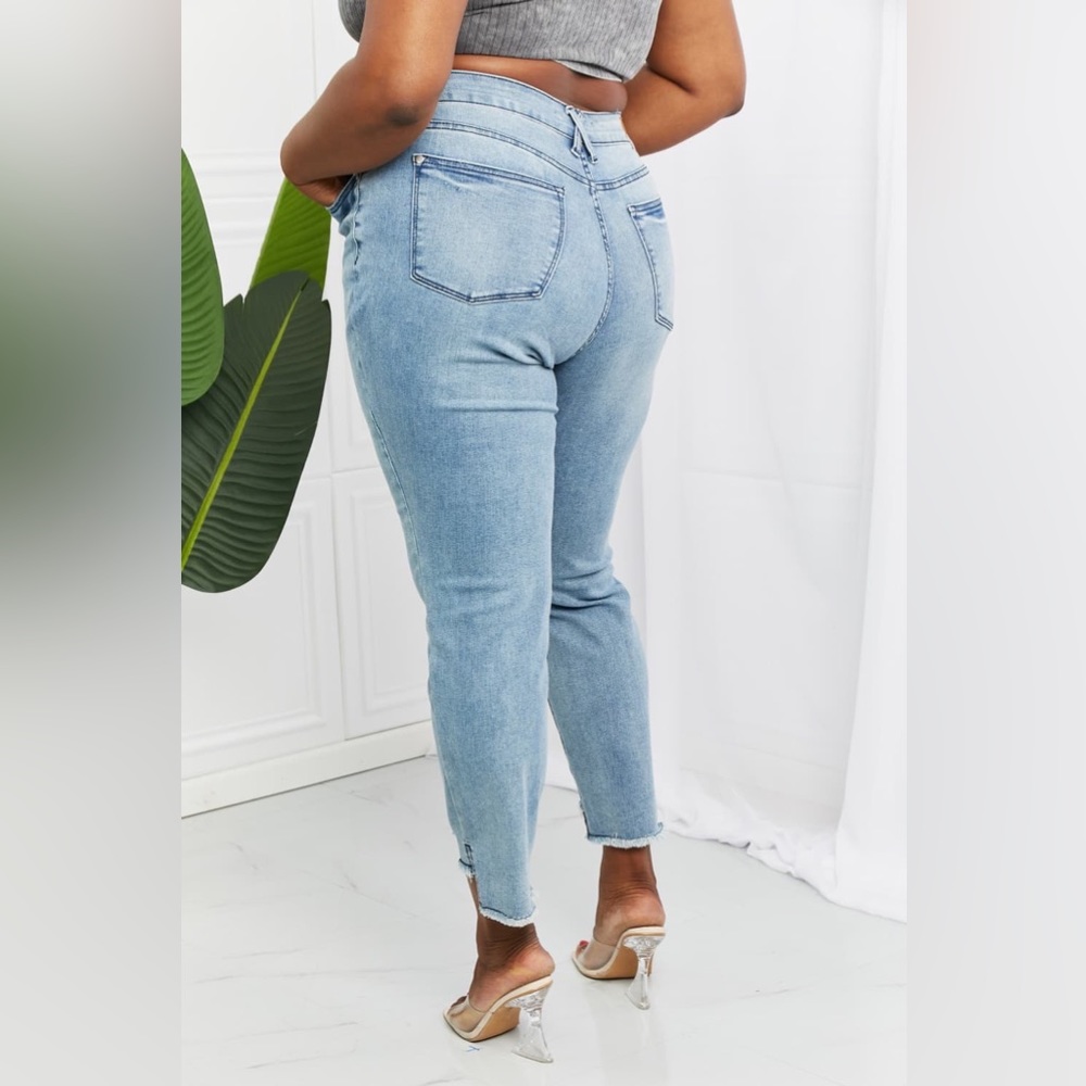 NEW JUDY BLUE Plus Size Lily Light Wash Relaxed Fit Cropped Ankle Jeans - Picture 5 of 5